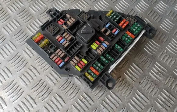 BMW 5 F10 F11 Fuse module 9252813 925281301