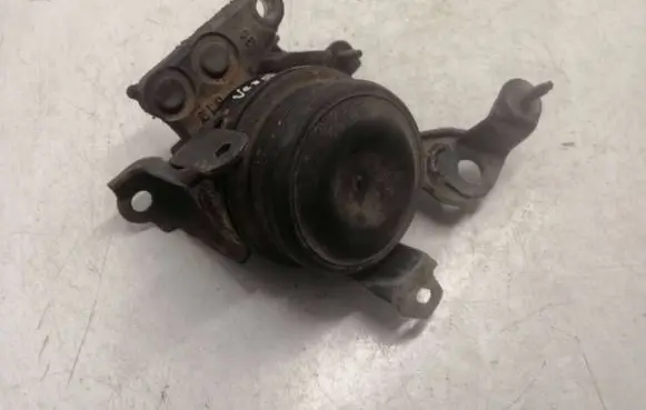 Toyota Corolla Verso E121 Engine mount bracket