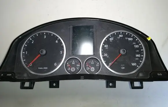 Volkswagen Tiguan Speedometer (instrument cluster) 5N0920970D