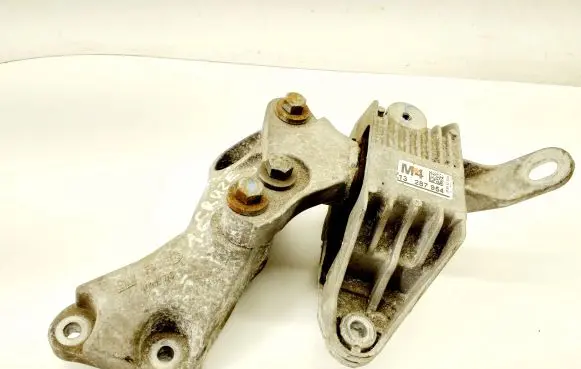 Chevrolet Cruze Engine mount bracket 13287954 1328573