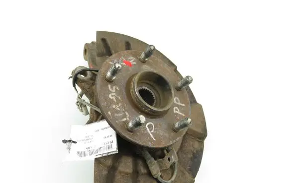 Suzuki Grand Vitara II Front wheel hub spindle knuckle