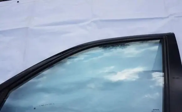 Honda CR-V Front door window glass four-door
