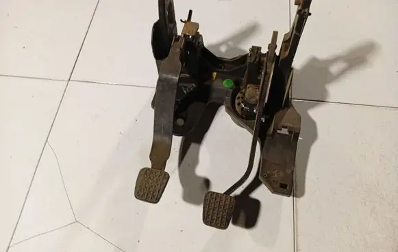 Chevrolet Cruze Clutch pedal 