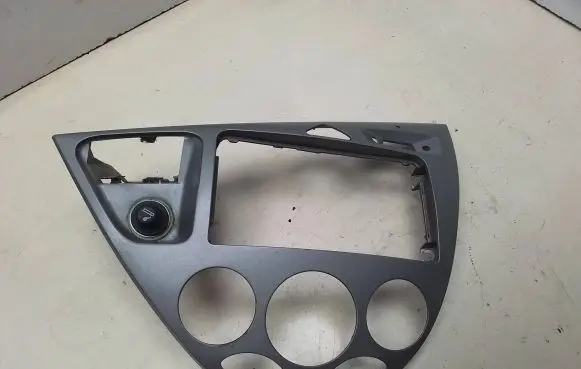 Ford Focus Radio/GPS head unit trim 98ABA046A04A