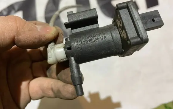 Mercedes-Benz E W211 Vacuum valve A2038000178 2038000178