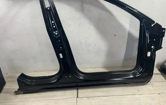 Tesla Model Y (B) Pillar trim (exterior) 