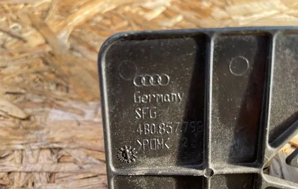 Audi A4 S4 B5 8D Rear seatbelt buckle 4B0857798 4B0857740A