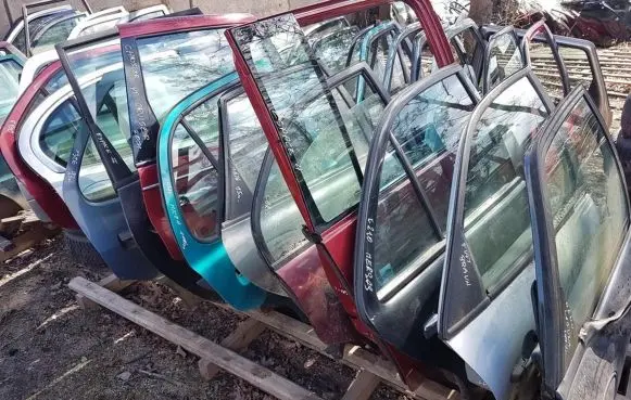 Mercedes-Benz E W210 Rear door BLACK