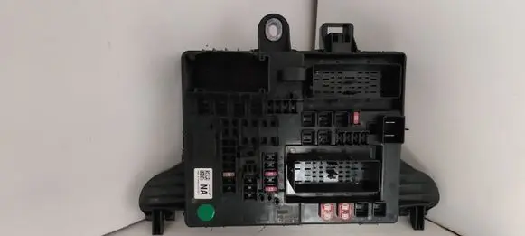 Opel Insignia A Fuse module 13277317