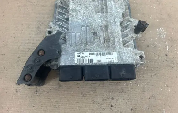 Ford Focus Engine control unit/module BV6112A650NF SID807EV0 S180133007F