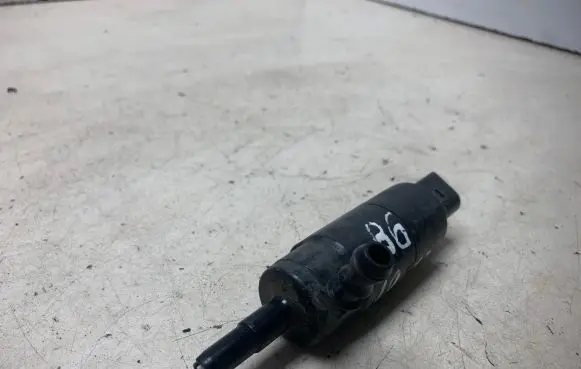 Volkswagen PASSAT B6 Windscreen/windshield washer pump 3B7955681