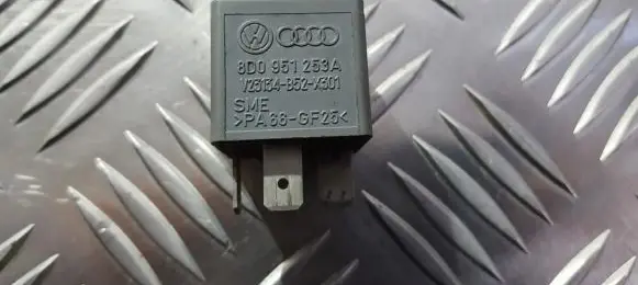 Volkswagen PASSAT B5.5 Other relay 8d0951253a v23134-b52-x301