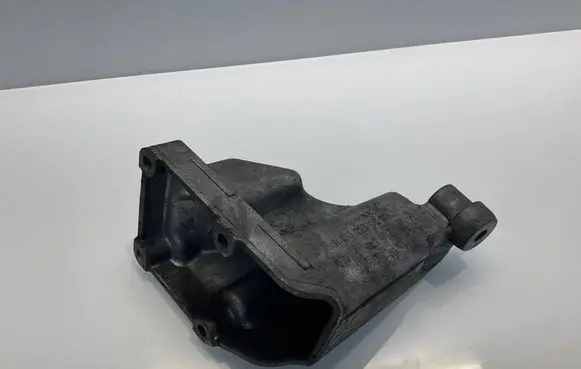 Engine mounting bracket