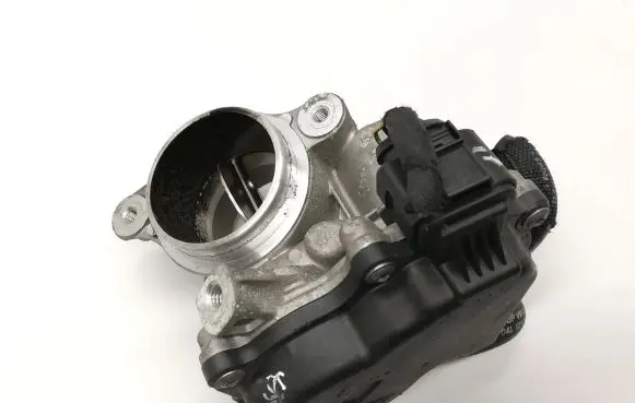 Audi Q3 8U Throttle valve 04L129059