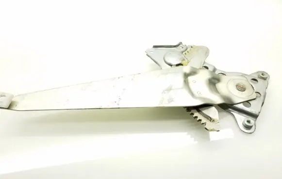 Suzuki Kizashi Rear window lifting mechanism without motor