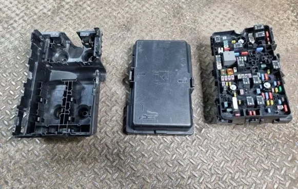 Chrysler Pacifica Fuse module 68338723AA P68338723AA