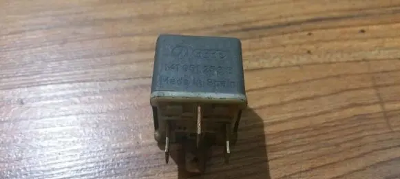 Volkswagen PASSAT B3 Other relay 141951253B 4RA003510-29