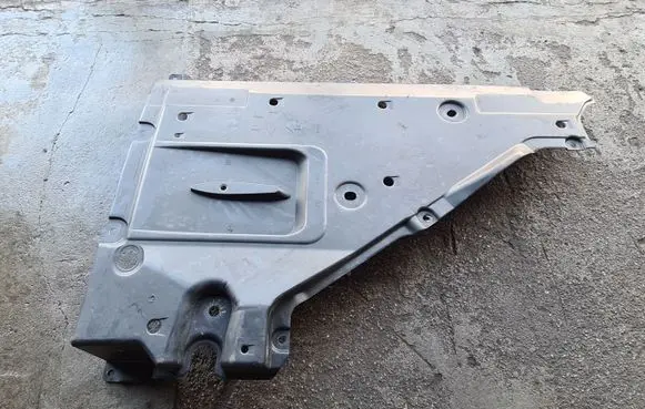Center/middle under tray cover