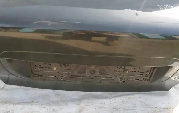 Trunk door license plate light bar