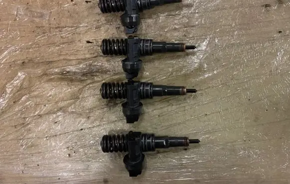 Volkswagen PASSAT B6 Fuel injectors set 038130073AG