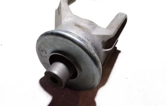 Volkswagen Transporter - Caravelle T5 Engine mount bracket 7H0199849AT