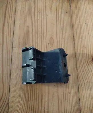 Headlight/headlamp mounting bracket