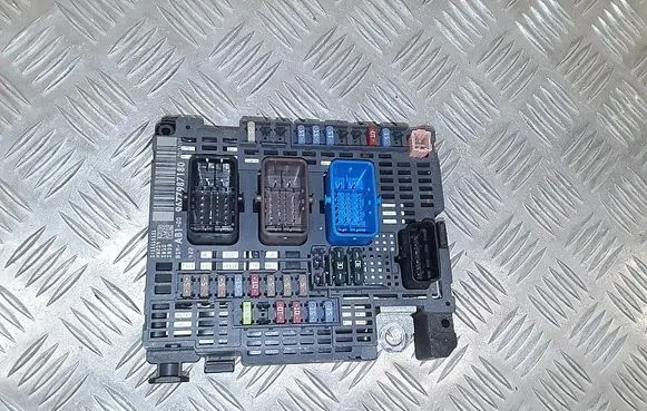 Citroen C4 II Fuse module 9677987180