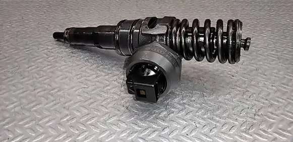 Volkswagen Touran I Fuel injector 038130073AG