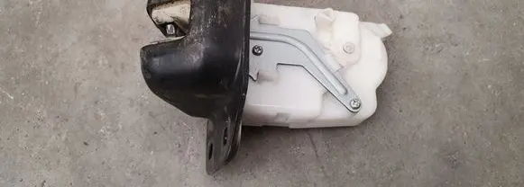 Nissan Leaf I (ZE0) Tailgate/trunk/boot lock/catch/latch