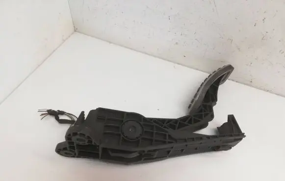 Mercedes-Benz ML W164 Accelerator throttle pedal A1643000104 ZGS005