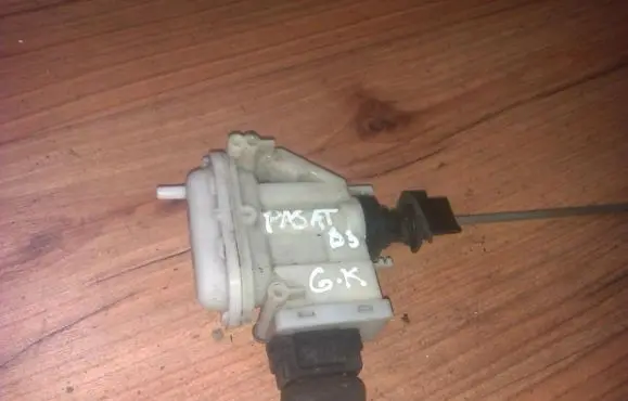 Volkswagen PASSAT B3 Central locking vacuum pump 357862153c