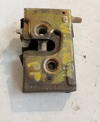 Volkswagen PASSAT B3 Front door lock 357837016G