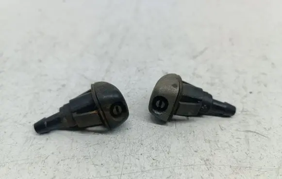 Windshield washer spray nozzle