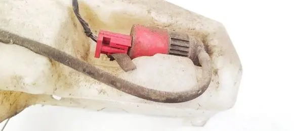 Volvo S40, V40 Windscreen/windshield washer pump
