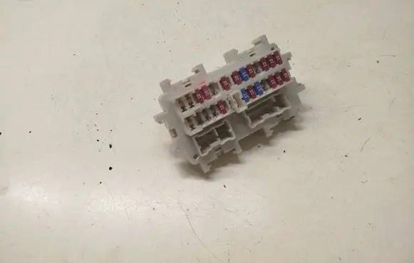 Nissan Navara D40 Fuse module 