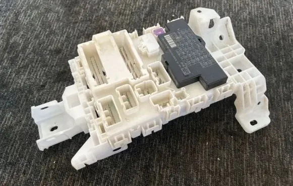 Suzuki SX4 S-Cross Relay mounting block 
