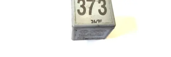 Volkswagen PASSAT B5 Other relay 8D0951253A