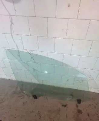 Citroen C5 Front door window glass four-door