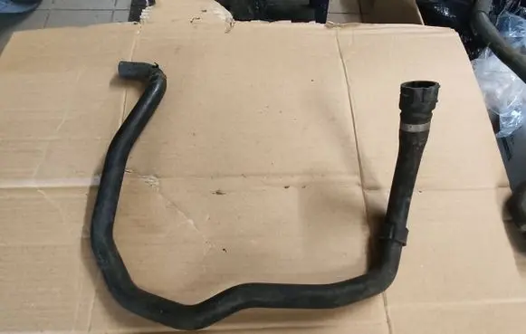 Coolant pipe/hose