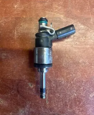Hyundai Tucson TL Fuel injector 353102M417