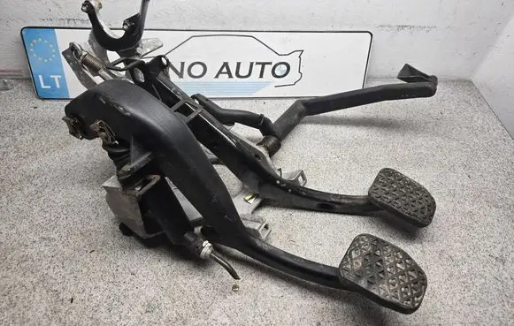 BMW 5 E39 Pedal assembly 8162638