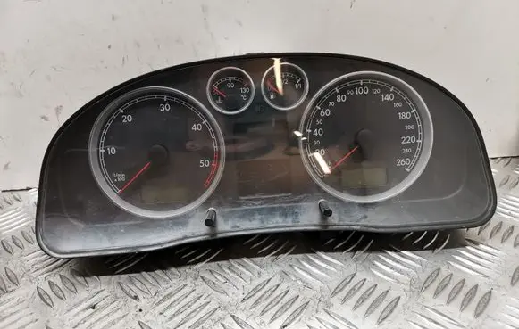 Volkswagen PASSAT B5.5 Speedometer (instrument cluster) VWZ7Z0B6523304 3B0920827A
