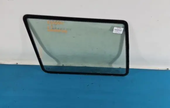 Land Rover Discovery Rear side window IMPRK1541353