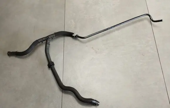 Volkswagen Golf VII Engine coolant pipe/hose