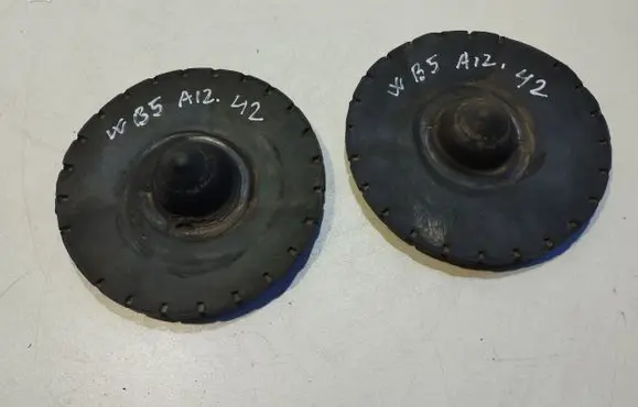 Volkswagen PASSAT B5 Rear coil spring rubber mount 8E0512149C