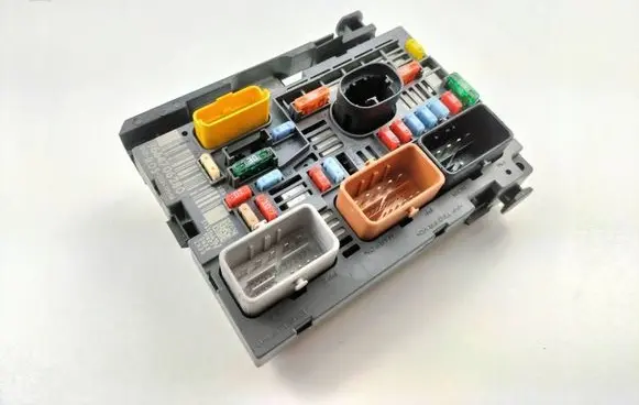 Peugeot 308 Fuse module 9664706280