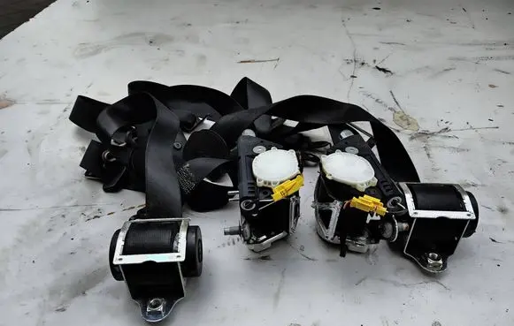 Mercedes-Benz ML W164 Front seatbelt 