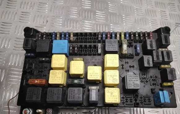 Mercedes-Benz ML W163 Fuse module 1635450005 061553 08200100