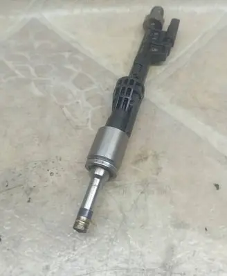BMW X3 F25 Fuel injector 7597870 10213541