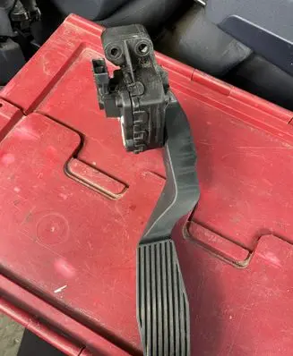 Accelerator throttle pedal